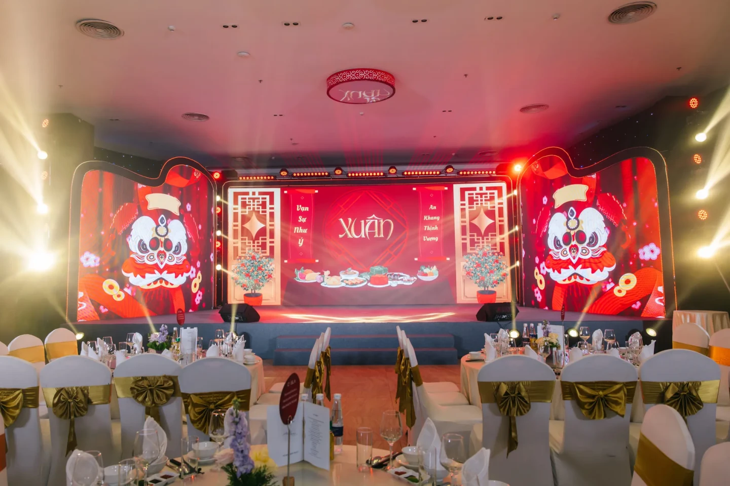 Vinh danh trao giải trên sân khấu Year End Party