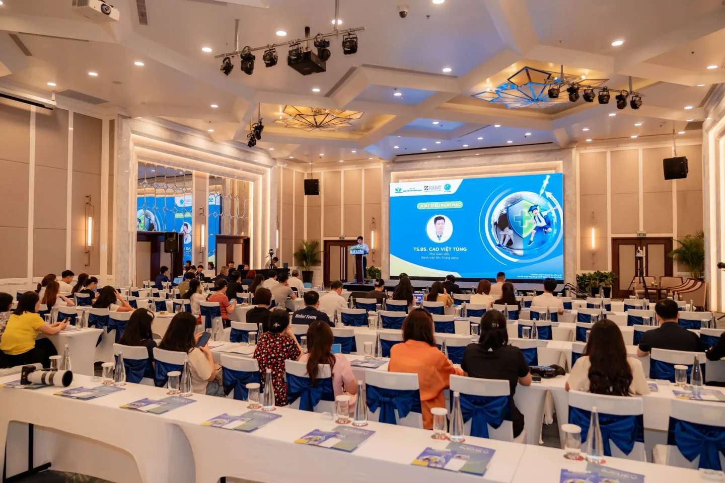 Chuyên gia báo cáo tại hội thảo y khoa
