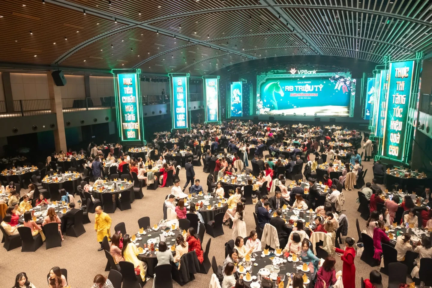 Toàn cảnh không gian tiệc Year End Party hoành tráng
