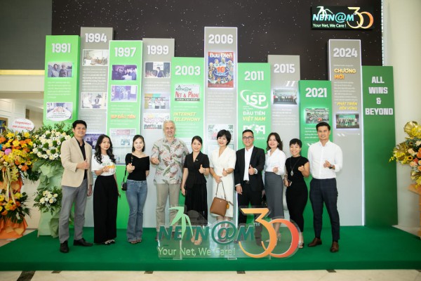 Chụp ảnh kỷ niệm thành lập công ty NetNam