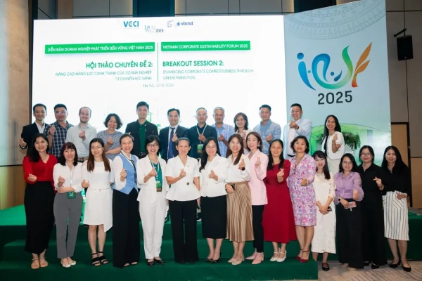 Chụp ảnh hội thảo Diễn đàn doanh nghiệp phát triển bền vững Việt Nam 2025